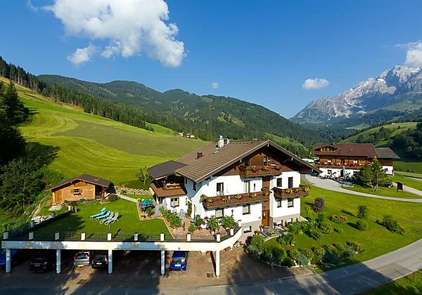 Außenansicht sommer Garagen