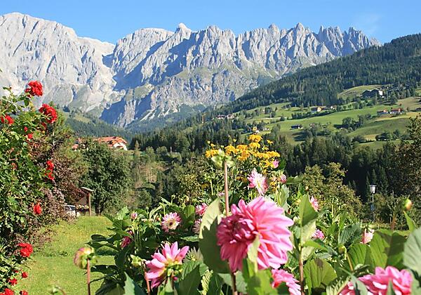 Hausaufgang mit Bergblick