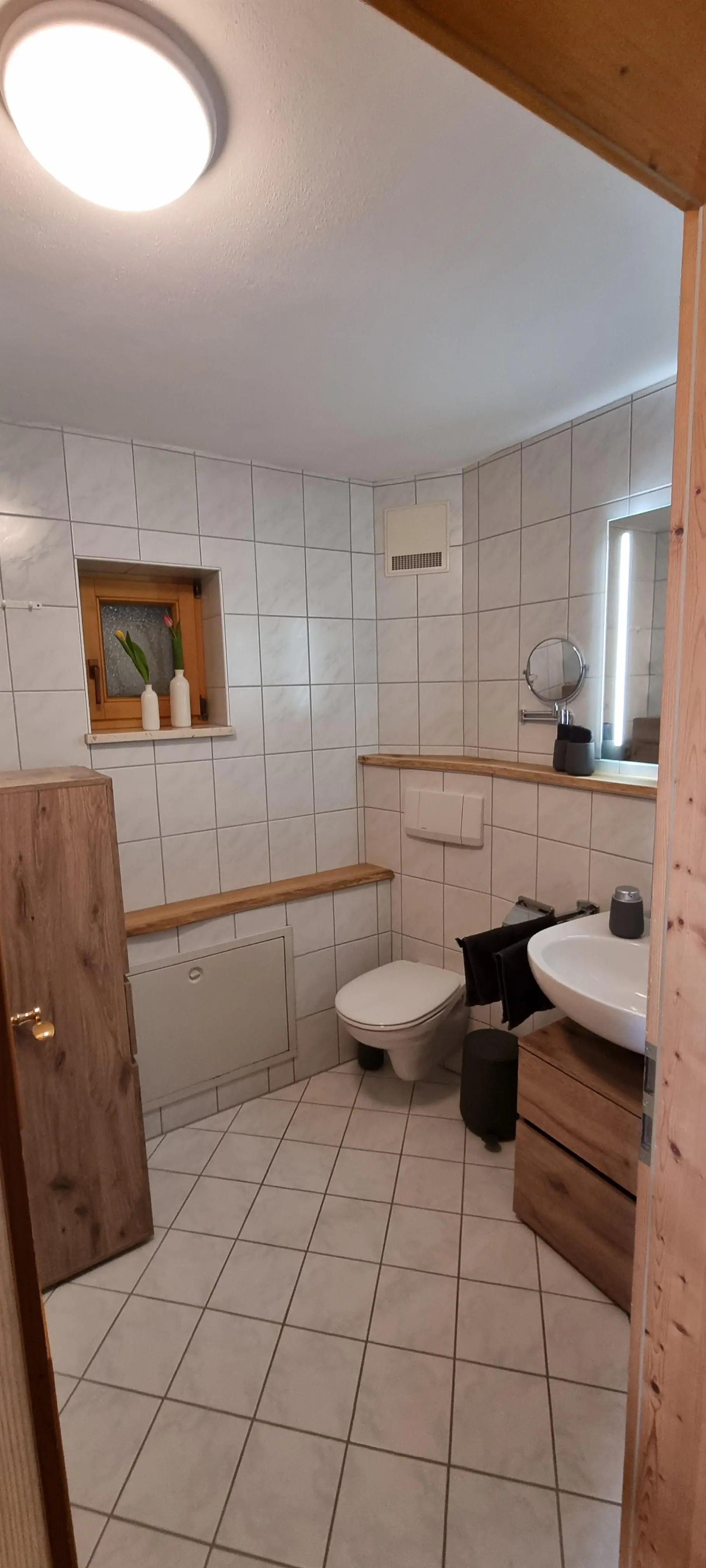 Bad mit Dusche und WC