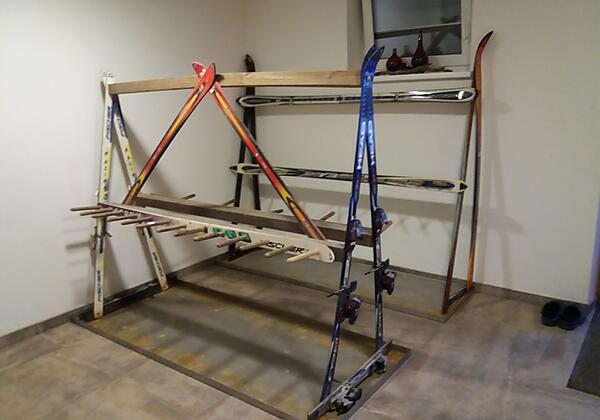 Skiaufbewahrung in der Halle