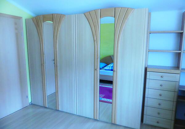 Schrank im Einbettzimmer