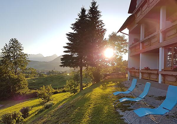 Haus Löger Apartments - Südbalkone mit Gartenmöbel