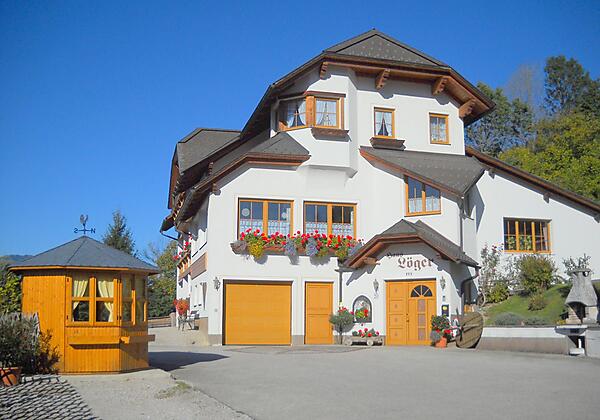 Eingang Haus Löger mit Pavillion und Grillplatz