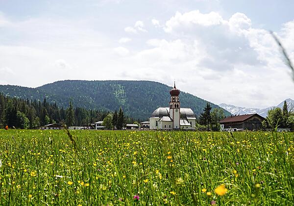 Blumenwiese und Kirche