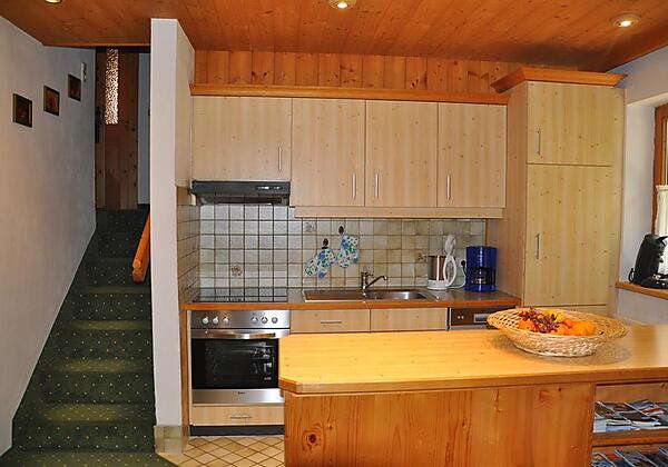 Küchenansicht mit Treppenaufgang