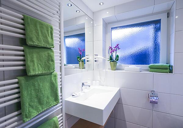 Pension Haus Maria Badezimmer moderner Waschtisch