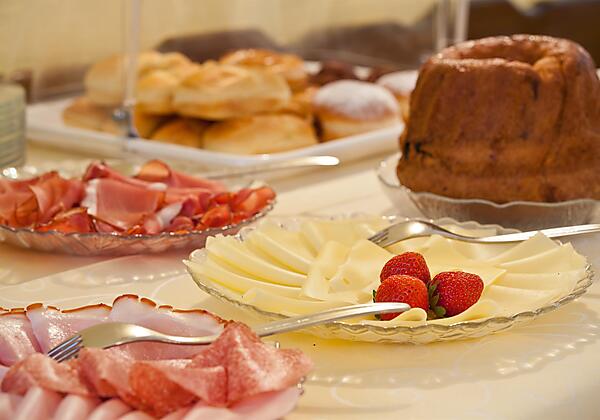 Pension Haus Maria Fruehstueckseinblicke