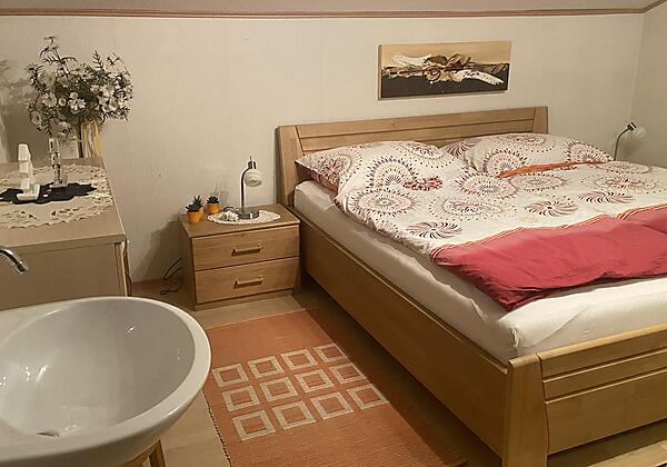 Schlafzimmer mit Waschbecken