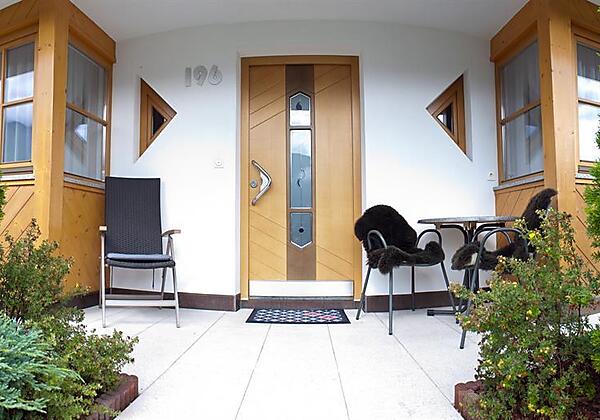 Eingangsbereich mit Vorgarten