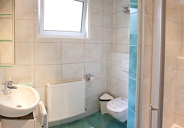 Dusche mit WC und Waschmaschine incl. Trockner