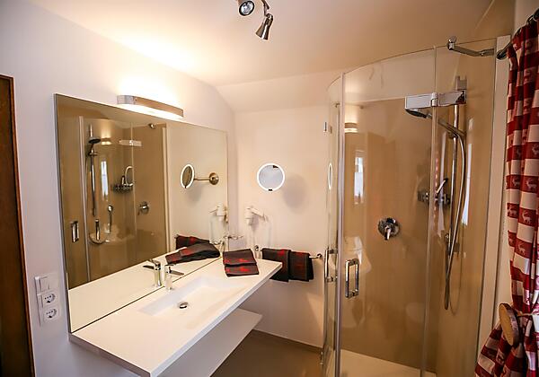 Bad mit Dusche, WC, Fön, Kosmetikspiegel