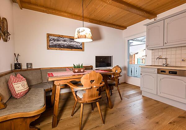 Wohnzimmer mit Küche und Sofa + TV