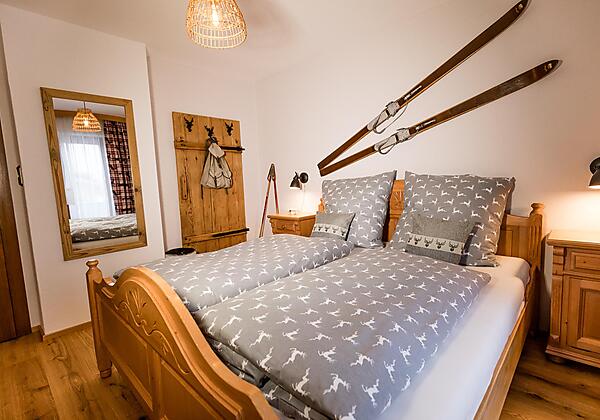 SZ mit Doppelbett, TV, Garderobe, Schrank