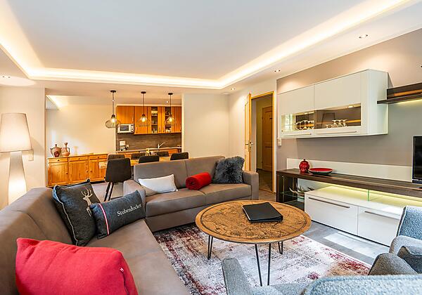 Appartement Alpenrose - Wohnzimmer mit Blick in die Küche