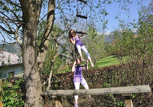 Kinder beim Klettern