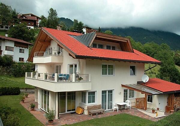 Hausansicht Sommer Bild 2