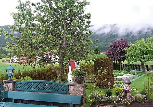 Blick von der Terrasse in den Garten