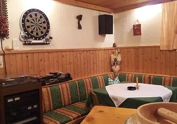 Kellerbar mit Dart und Plattenspieler