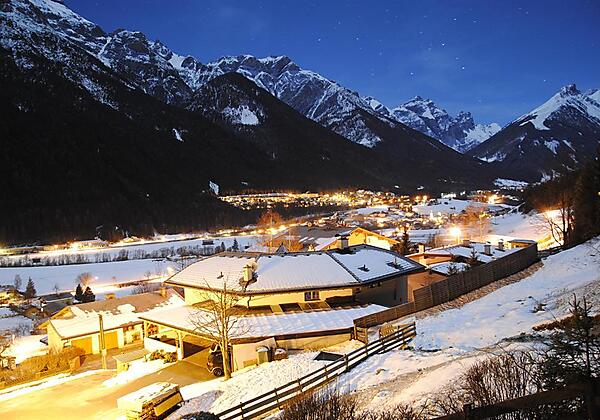 Balkonaussicht bei Nacht Richtung Medraz