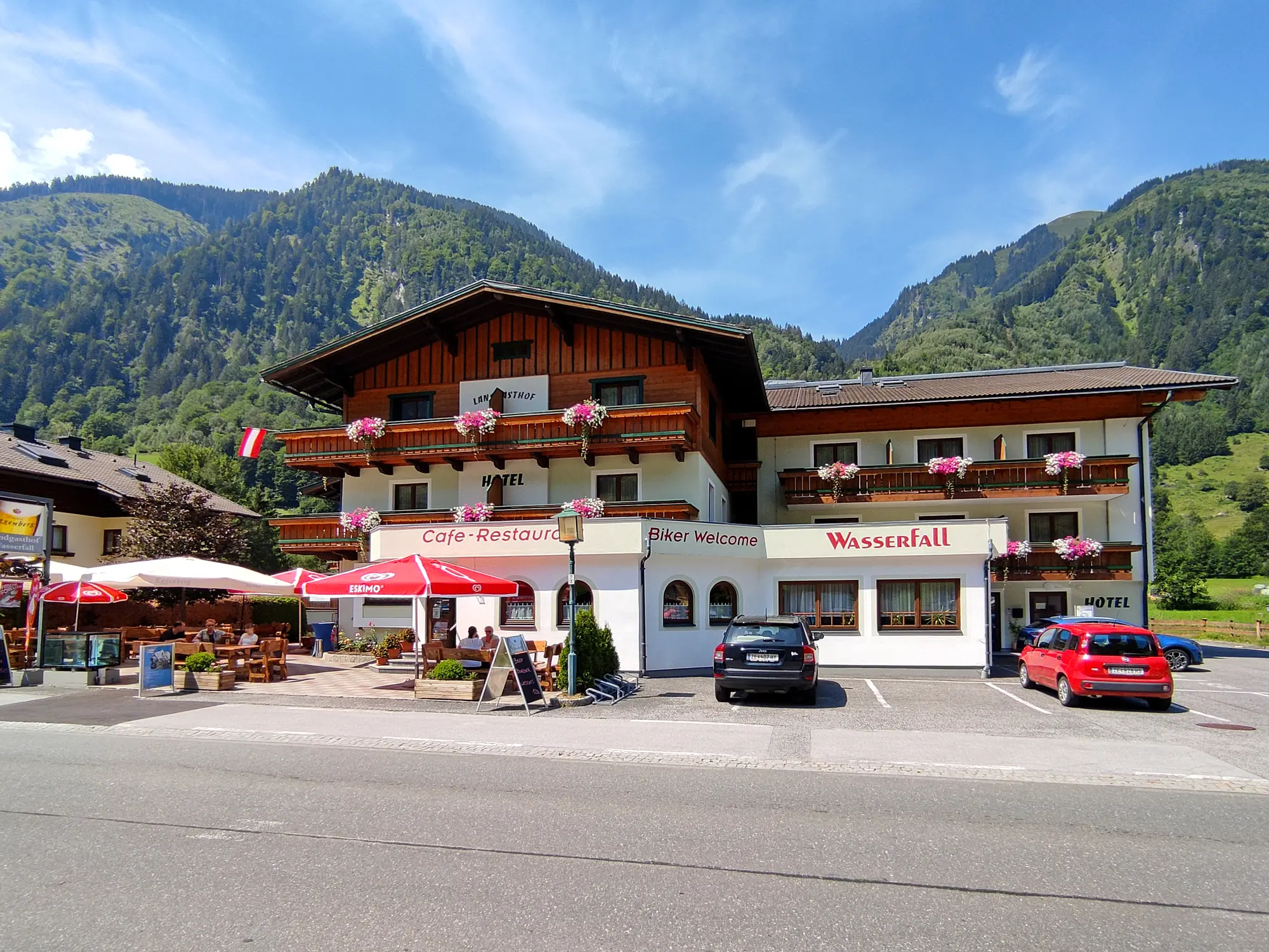 Hausansicht Sommer Hotel Wasserfall