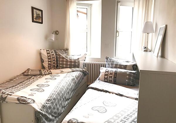 kleines Schlafzimmer beide Betten