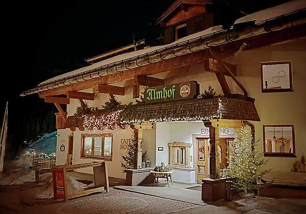 Hotel Almhof - Winteransicht Eingang