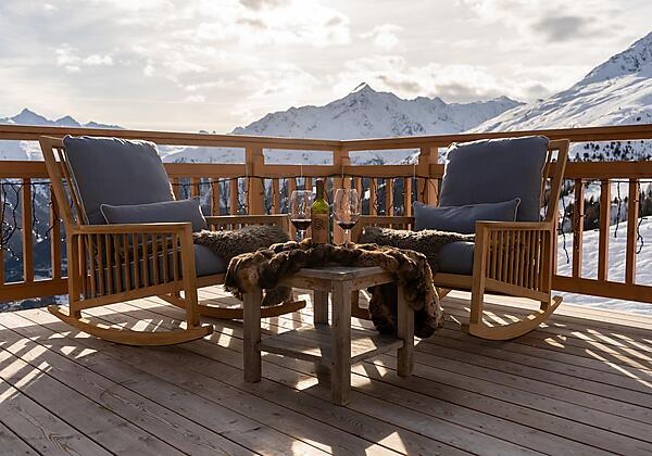 TERRASSE-alpenfriede_terasse_Schaukelstühle_clemen