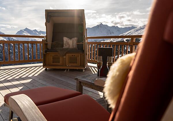 alpenfriede_terasse_StrandkorbmitLiegen_clemensbar