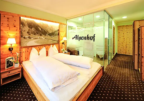 Ein Zirbenzimmer Pitztal im Hotel Alpenhof in St. Leonhard