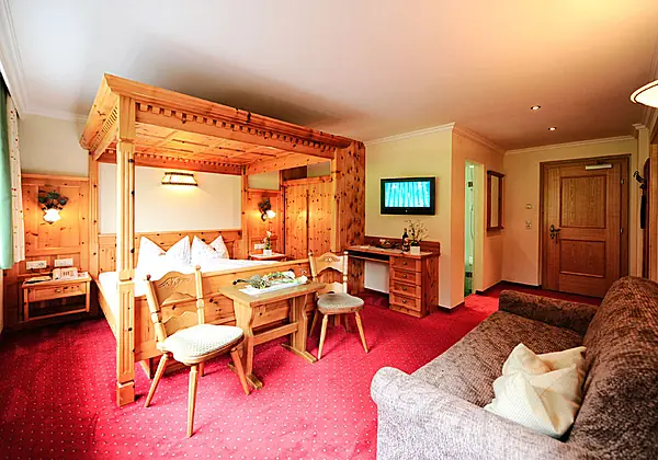 Ein Himmelbettzimmer im Hotel Alpenhof in St. Leonhard