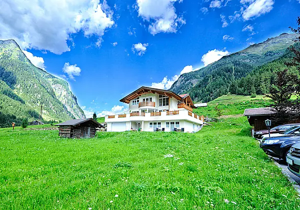 Blick auf das Hotel Alpenhof in St. Leonhard im Sommer