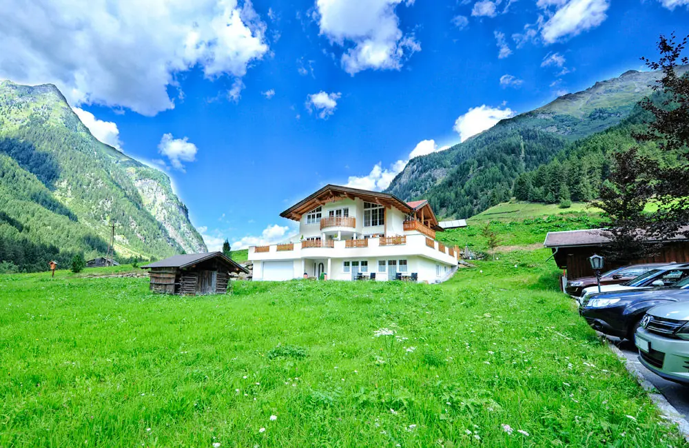 Blick auf das Hotel Alpenhof in St. Leonhard im Sommer