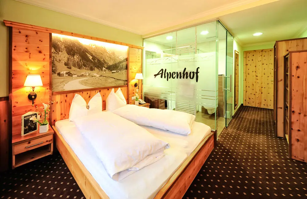 Ein Zirbenzimmer Pitztal im Hotel Alpenhof in St. Leonhard
