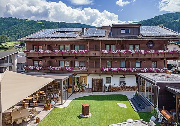 20250703 Hotel Alpenstolz Sommer Exterior Segel 5