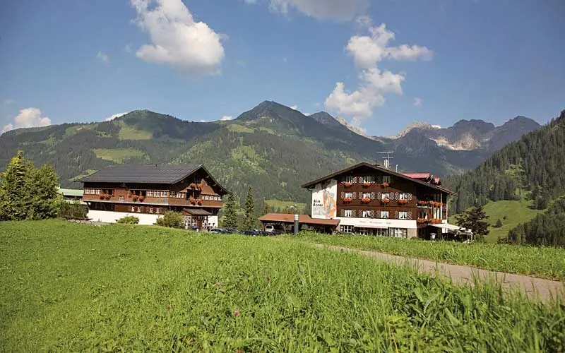 Blick auf das Hotel Alte Krone in Mittelberg im Sommer