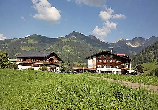 Blick auf das Hotel Alte Krone in Mittelberg im Sommer