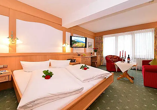 Blick ins Doppelzimer Älplerspitz im Hotel Alte Krone in Mittelberg