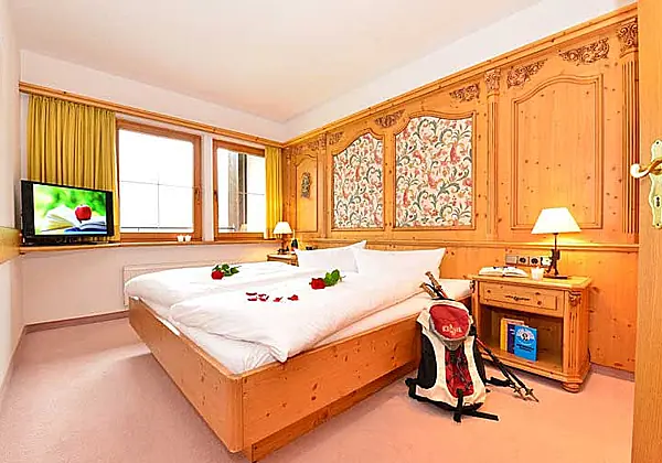 Blick ins Doppelzimmer Maria Theresia im Hotel Alte Krone in Mittelberg
