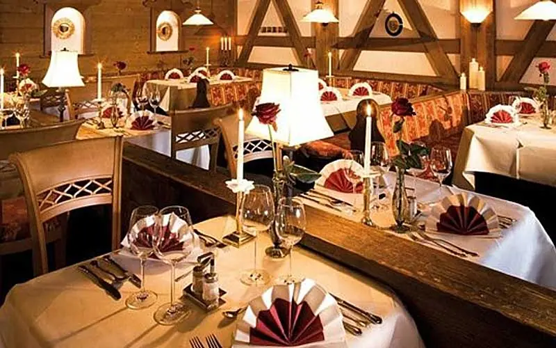 Blick ins Restaurant des Hotels Alte Krone in Mittelberg