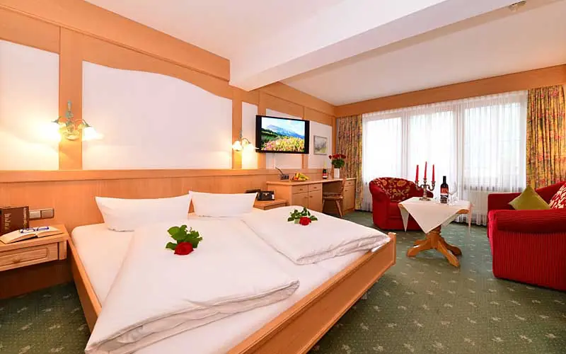 Blick ins Doppelzimer Älplerspitz im Hotel Alte Krone in Mittelberg