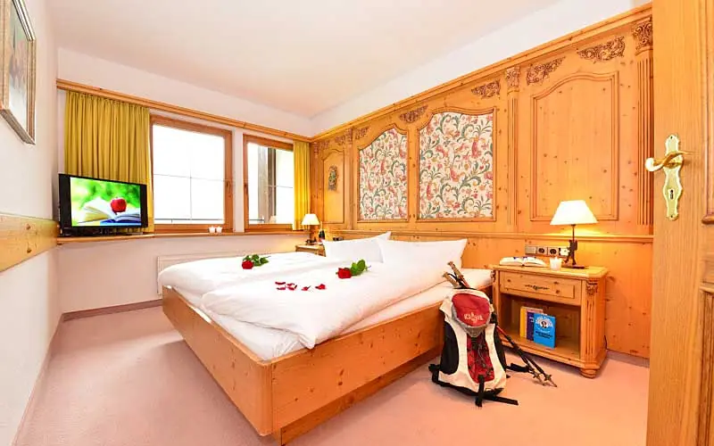 Blick ins Doppelzimmer Maria Theresia im Hotel Alte Krone in Mittelberg