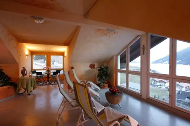Ruheraum mit Blick über den Reschensee