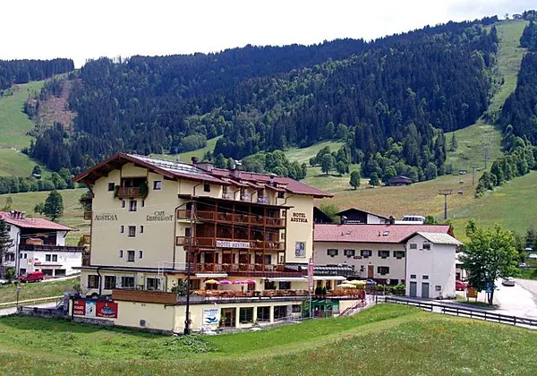 Aussenansicht vom Hotel Austria in Wildschönau im Sommer