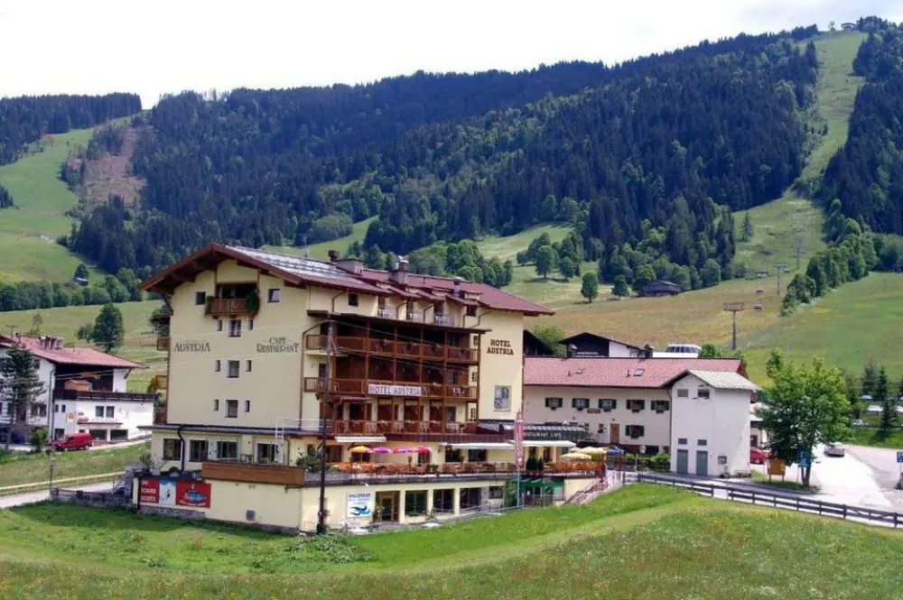 Aussenansicht vom Hotel Austria in Wildschönau im Sommer