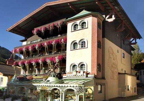 Hausansicht Hotel Bauer in Saalbach