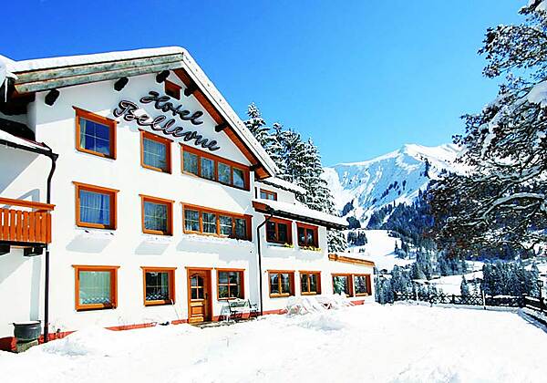 Winterliche Außenansicht des Hotels Bellevue in Riezlern