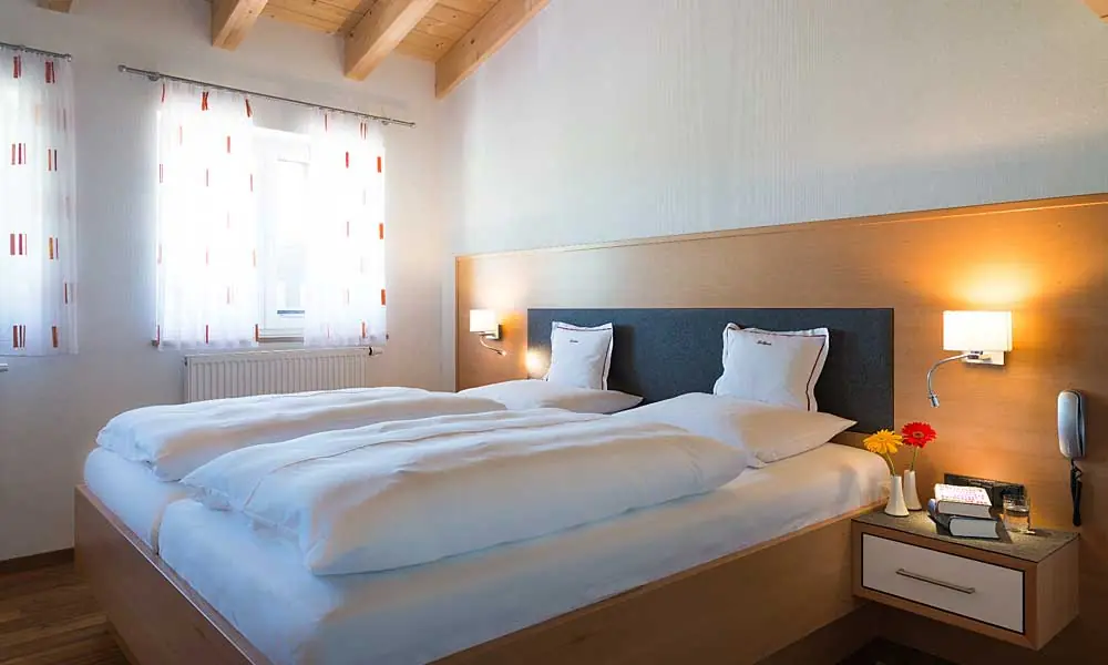 Blick in ein Doppelzimmer im Hotel Bellevue in Riezlern