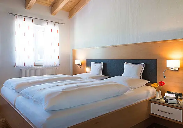 Blick in ein Doppelzimmer im Hotel Bellevue in Riezlern