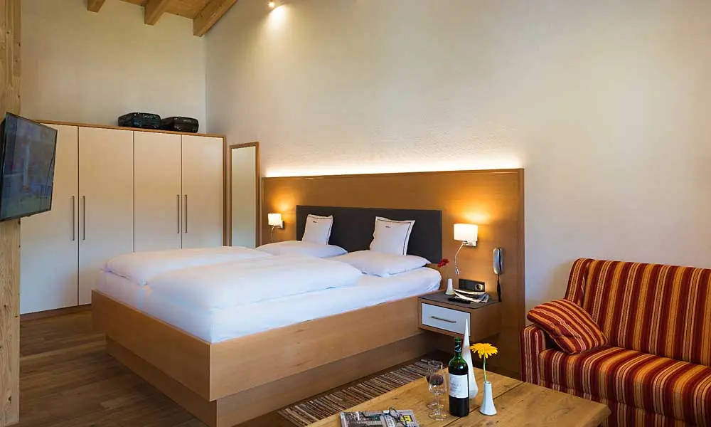 Schlafbereich der Edelweiss-Suite im Hotel Bellevue in Riezlern