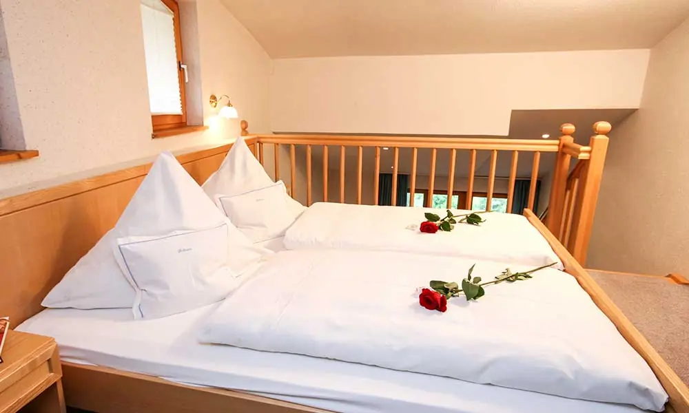 Doppelbett im Familienzimmer Frauenschuh im Hotel Bellevue in Riezlern